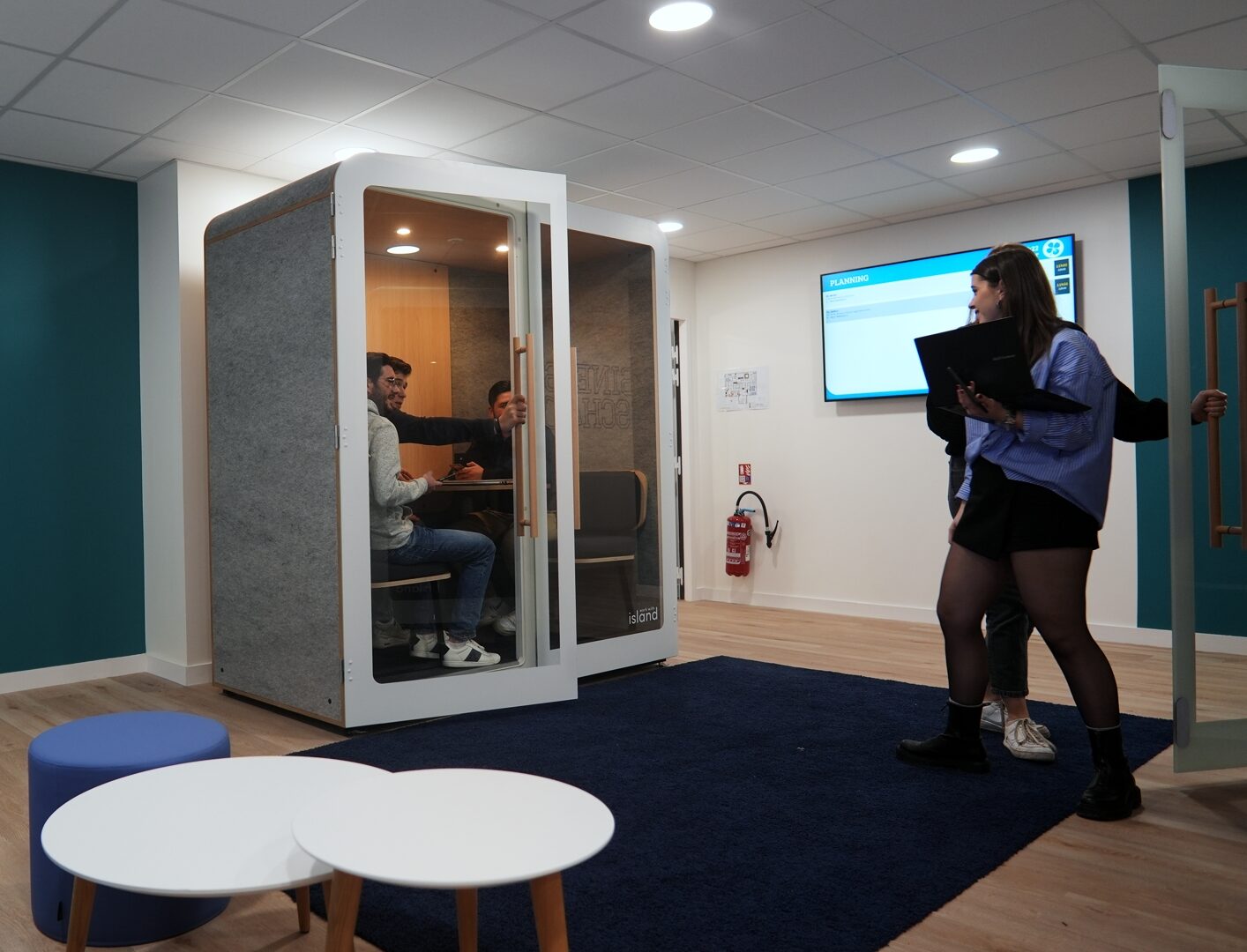 étudiant dans un des bureaus bulles pour être au calme