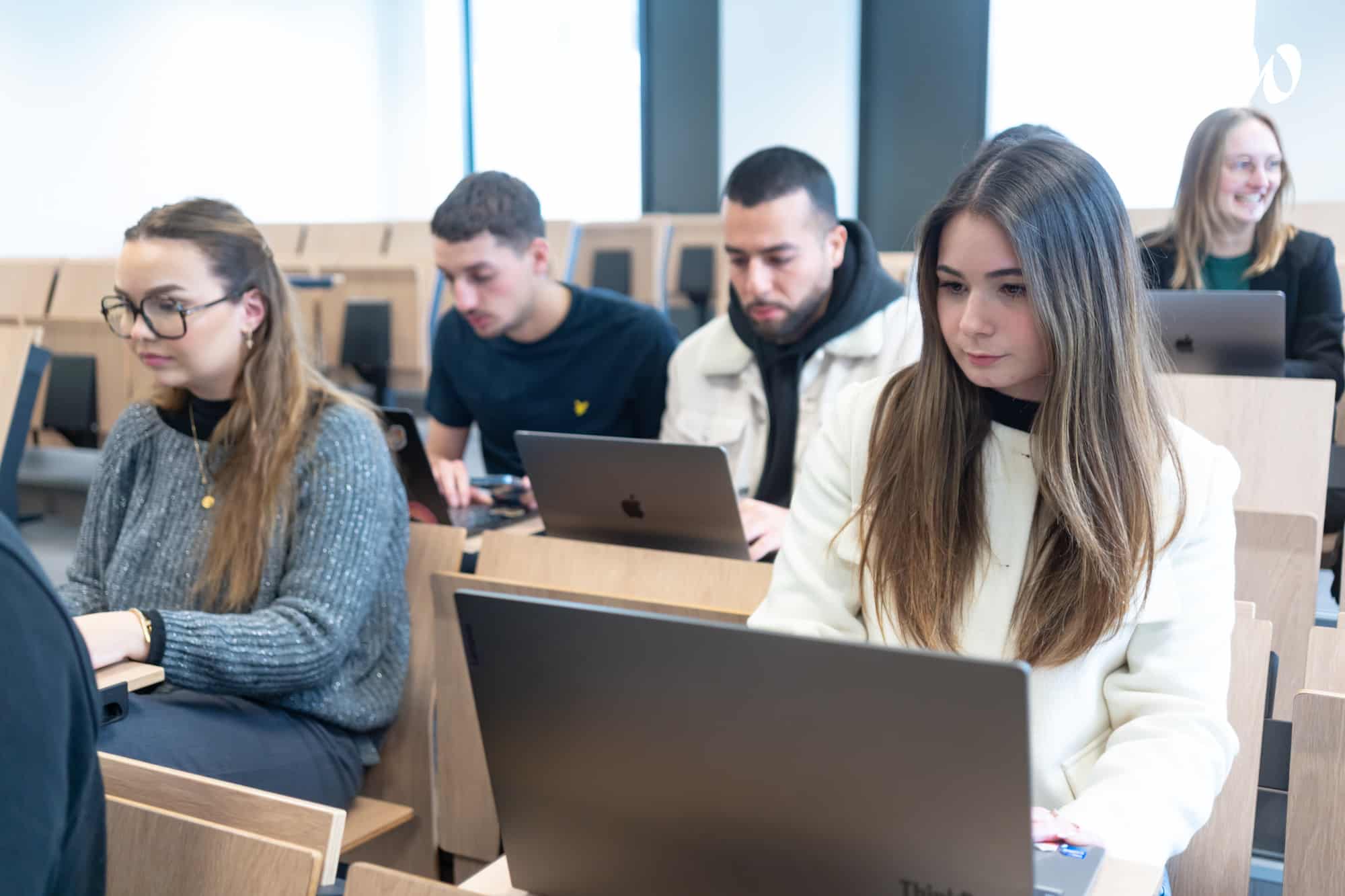 étudiats en commerce et managment à l'ESUP
